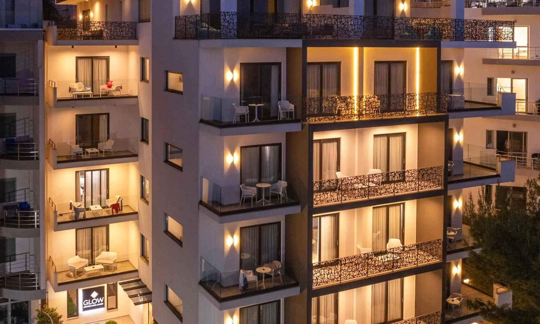 Glow Boutique Hotel & Suites Sarandë 4*,