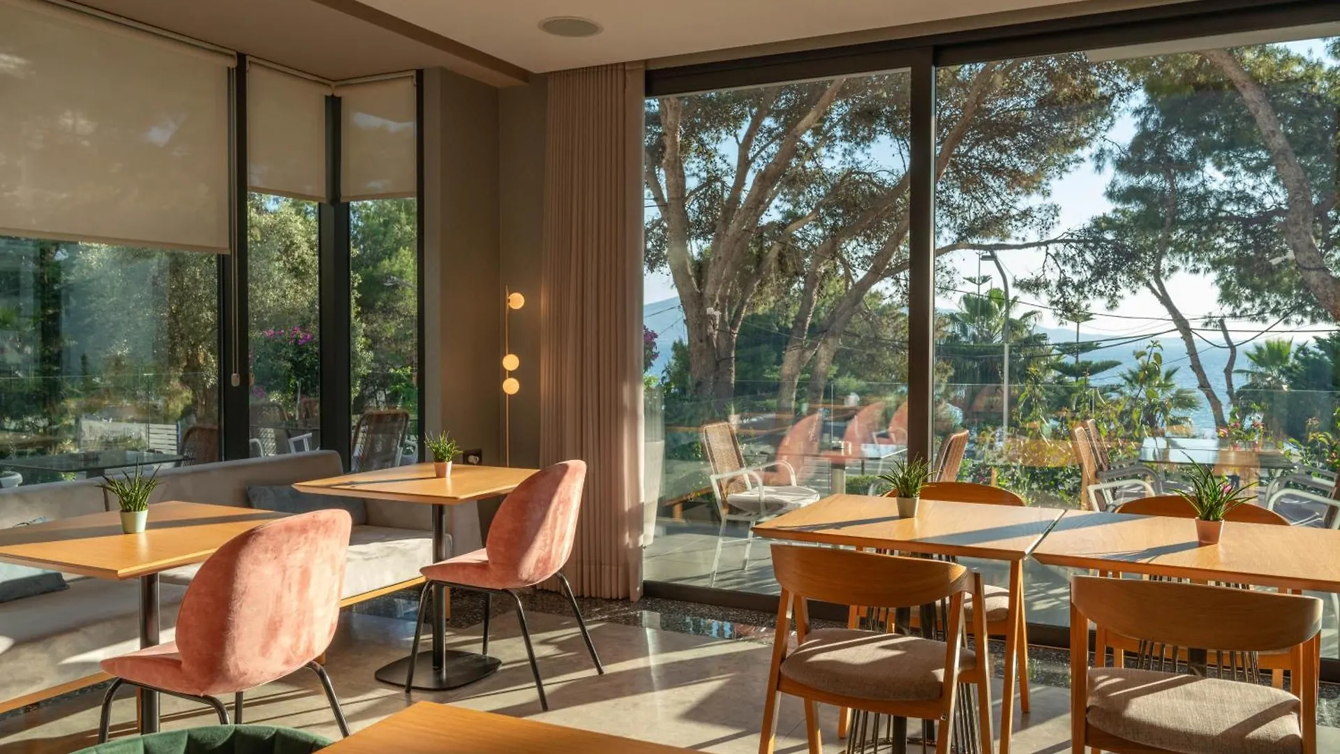 Glow Boutique Hotel & Suites Sarandë 4*,