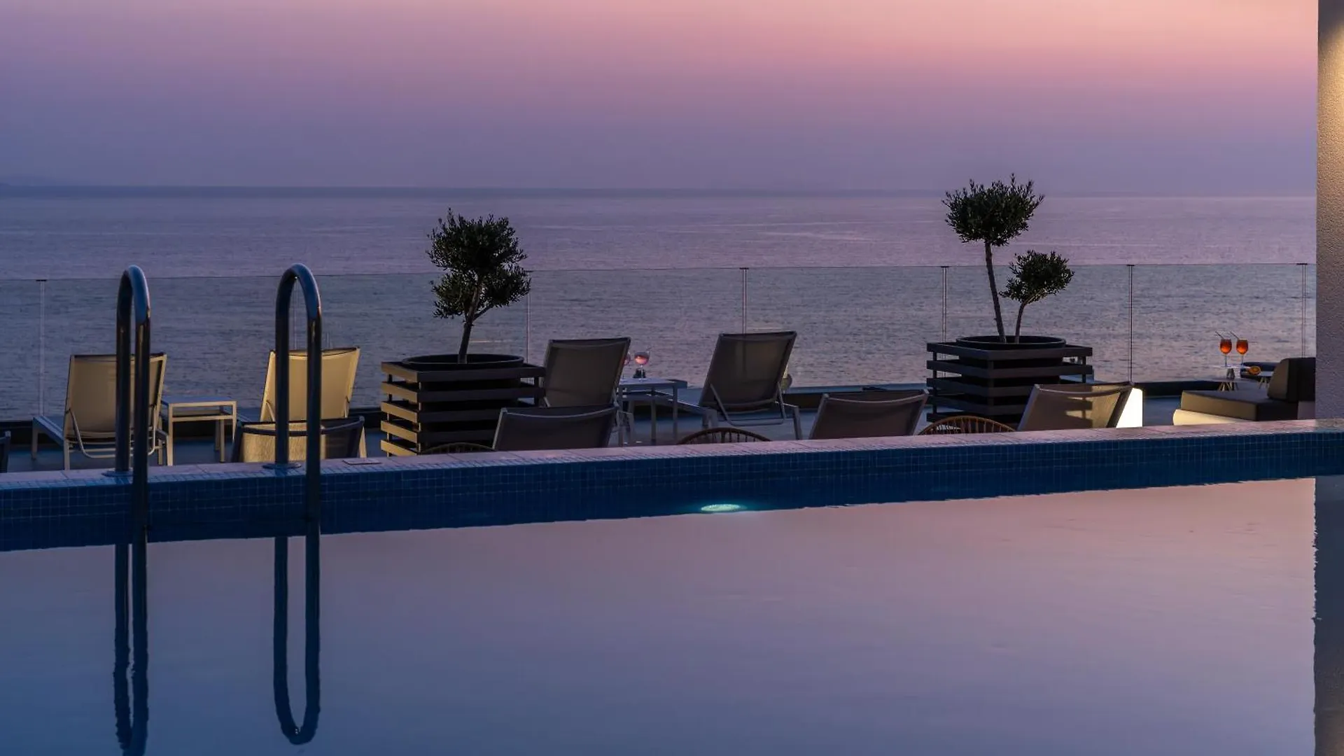 Glow Boutique Hotel & Suites Sarandë 4*,