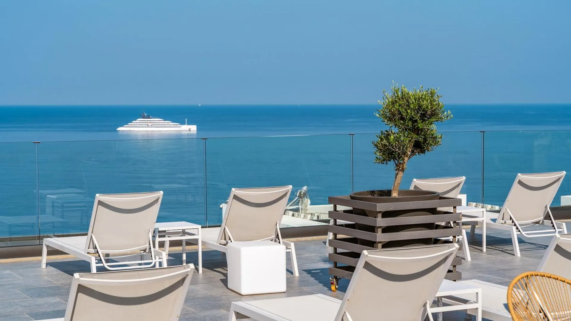 Glow Boutique Hotel & Suites Sarandë
