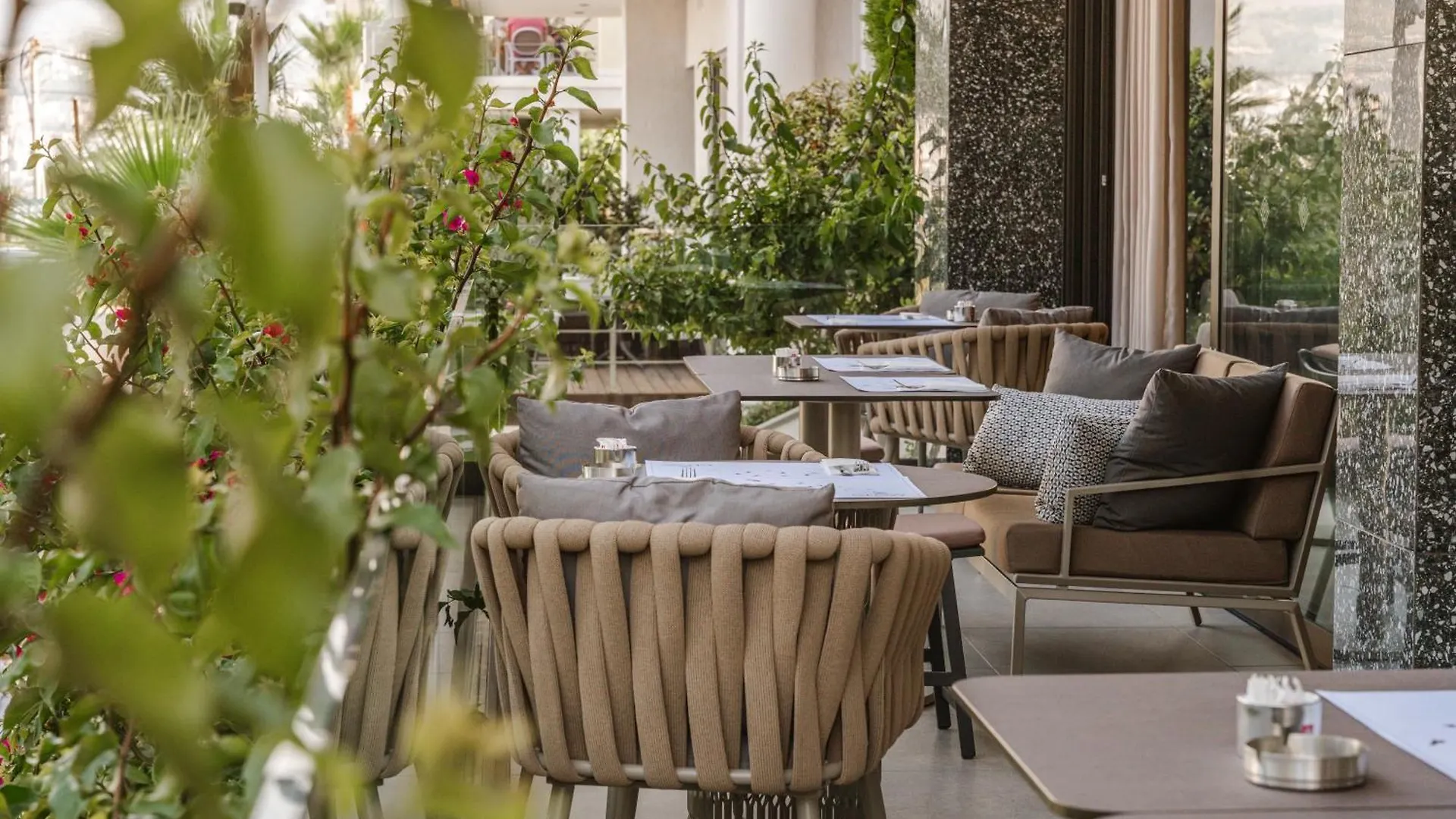 Glow Boutique Hotel & Suites Sarandë