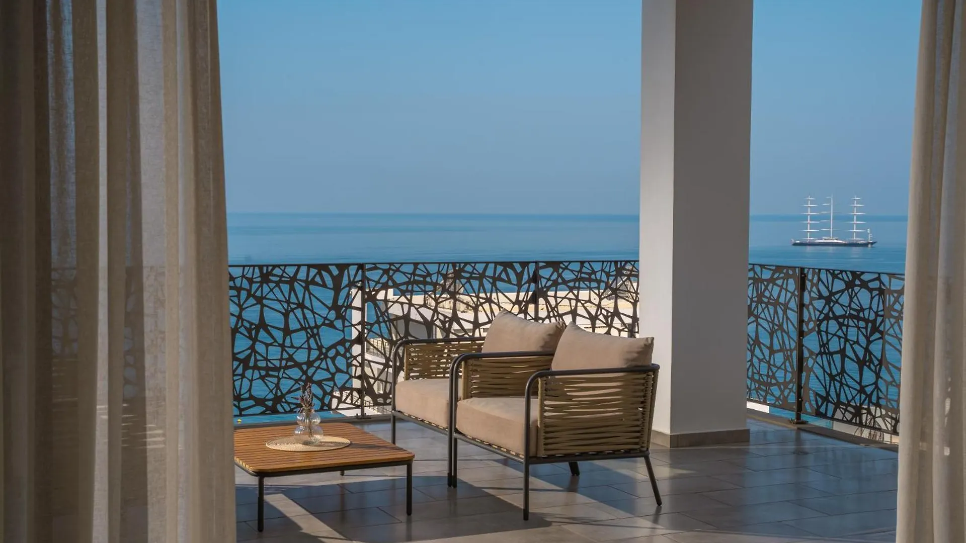 Glow Boutique Hotel & Suites Sarandë 4*,