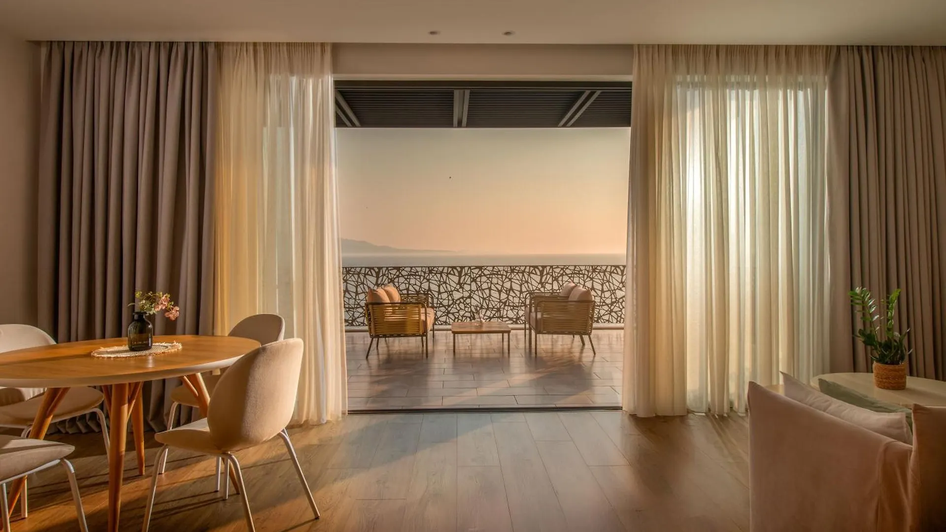 Glow Boutique Hotel & Suites Sarande