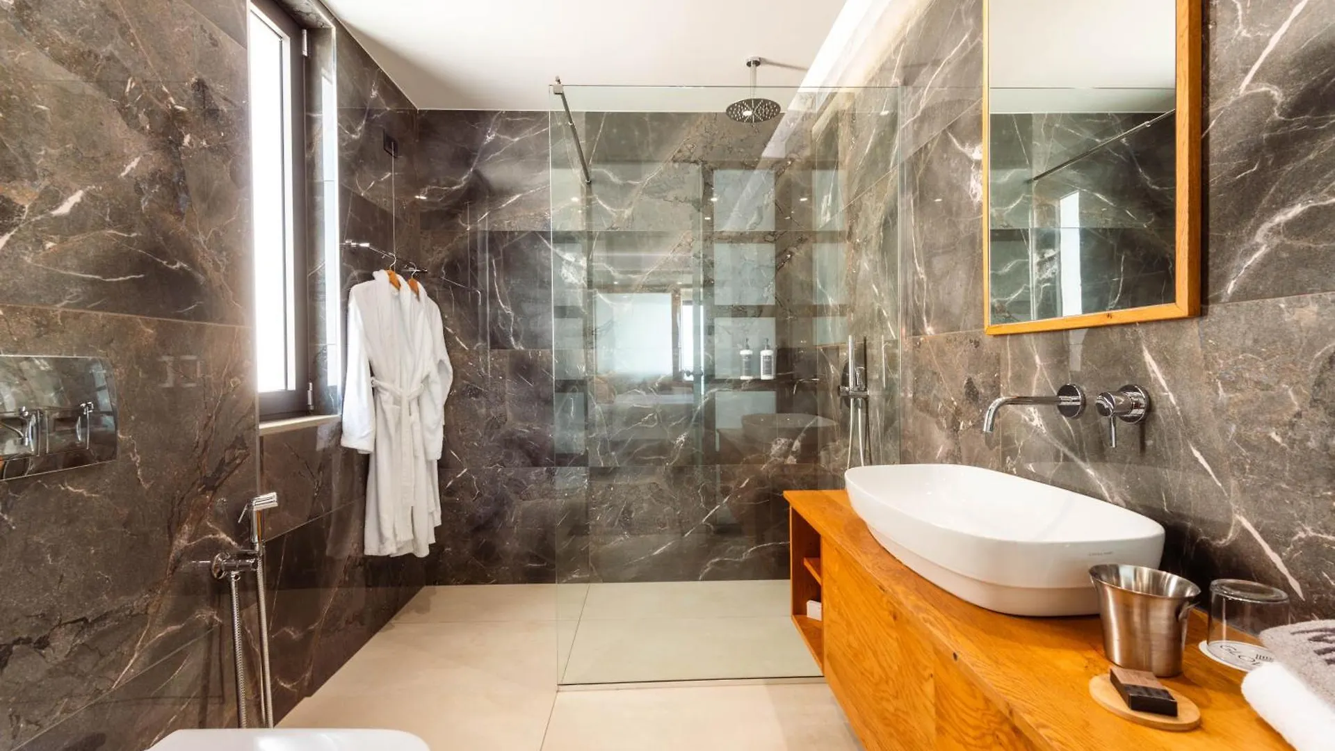 Glow Boutique Hotel & Suites Sarandë