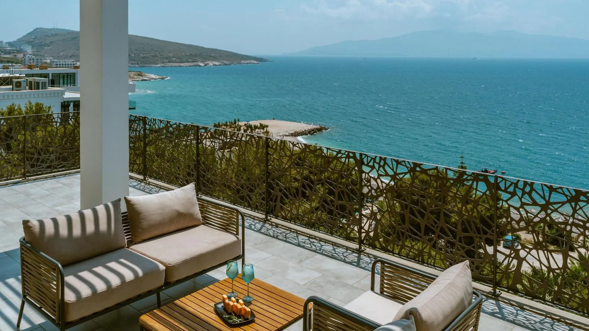 Glow Boutique Hotel & Suites Sarandë 4*,